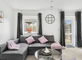 Luxury 2BR minutes from City and Station - Free Parking, WiFi, Netflix