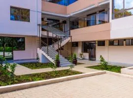 Pine 2 bedroom apartment with a pool