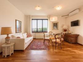 GOLDEN LUXE - Royal Sea View Private Parking, hotel v destinaci Marina di Pietrasanta