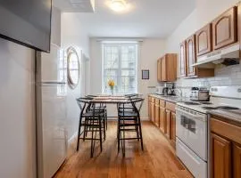 Chic 4BR Haven Sunlit in Downtown MTL