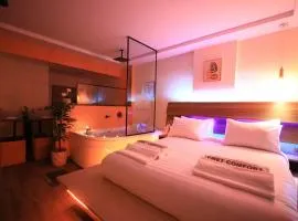 Orange Blossom 5 min Airport Jacuzzi Suite, Massager