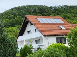 Ferienhaus Meisenglück - Ihr großes und komfortables Ferienhaus in 97633 Sulzfeld-Leinach, Hotel in Leinach