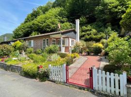 Idyllisches Häuschen im Grünen mit Whirlpool, Hotel in Roßbach