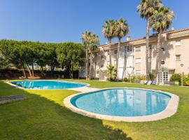 SeaBreezeHeaven - Sea View Apartment, Pool & Spacious Terrace with BBQ - 50m from Sant Pol Beach, complexe hôtelier à Sant Feliu de Guíxols