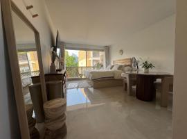 Entire Cozy Studio Walk to La D&eacute;fense Arena, alojamento em Nanterre