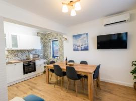 Apartment Miranda with terrace and BBQ by the sea, acomoda&ccedil;&atilde;o com cozinha em Slatine