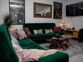 Studio '98 Apartments broj 31, hotel with parking in Sisak