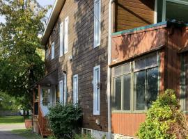 Spacious 3-Bedroom Main House in Bobcaygeon #12, ξενοδοχείο σε Kawartha Lakes