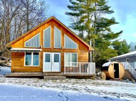 Muskoka Lakefront 3-bdrm Chalet #90, шале у місті Порт-Карлінг