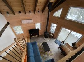 Chalet au coeur des montagnes, ξενοδοχείο σε LʼAnse-Saint-Jean