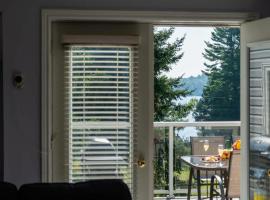 Muskoka Lakefront 4-bdrm Guest House, hotel v destinaci Port Carling