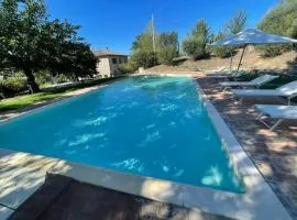 Detached villa - sleeps 10 - pool - pergola - playground for children - wifi