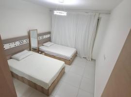 Marina Front Marassi chalet, hotel con estacionamiento en Al Wiḩdah