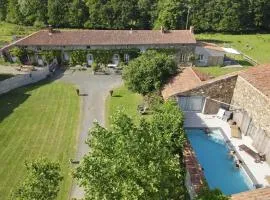 Chambre studio au Bord de la Piscine chauffée et privée pour vous le soir !