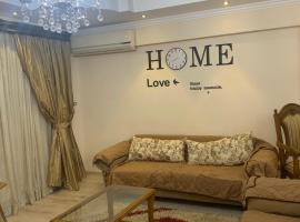 Luxury 3-Bedrooms Rehab City, hotel din New cairo