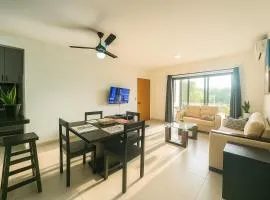 Modern 2BR Apartment 3 Min from Airport with Free Parking
