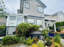 Peaceful House with Backyard, hotel v destinaci Langley