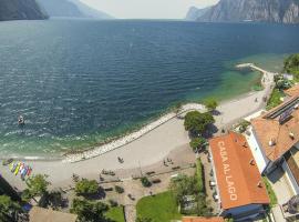 Casa Toblini al Lago on the beach, hotel v destinaci Nago-Torbole