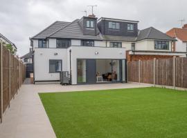 Spacious 7-Bedroom Family Home with 3 Parking Spaces in Harrow, hotel i Hatch End