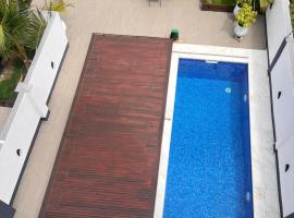 The Minimalist House With A Private Swimming Pool, hotel v destinaci Accra