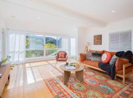 Serena Cottage - Sunlit Escape by Woy Woy Bay Wharf, hotel com estacionamento em Woy Woy