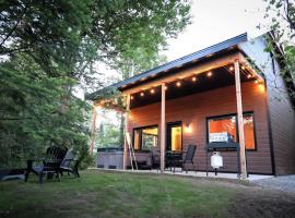 Le Pic-Bois - Waterfront Chalet with Spa, Hotel in Valcartier Station
