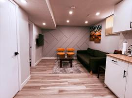 Spacious 2 bedroom 3 beds lower unit with separate entrance and parking space Near Downtown, Calgary Zoo, Costco and many more, pensi&oacute;n en Calgary