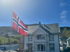 Handelsmannens hus ved Otnesbrygga, Valsøyfjord