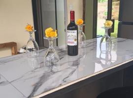 Tropical Crystal House, hotel em Guápiles