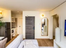 2 Bedroom for 4 guests Private in center of Sathorn