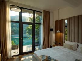 SteLar Lake View, hotel v destinaci Teşila