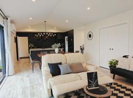 Black Pearl-4 bedroom brand new designer house, hotel v destinaci Prebbleton