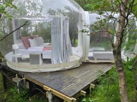 Eyja Mork - Aurora Igloo with Hot Tub, BBQ and shared kitchen, hotel v destinaci Stora Mork