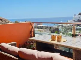 Apartment with views of sea and mountains