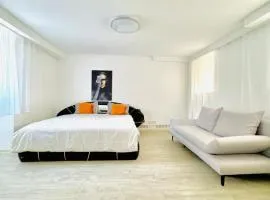 Very Spacious Apartment for up to 7P with Great Location