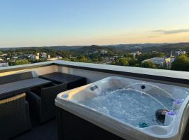 Penthouse mit Sauna, Jacuzzi & Tischkicker, hotel s vířivkou v destinaci Bergneustadt