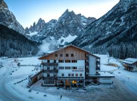 Hotel Dolomitenhof & Chalet Alte Post, hotel v destinaci Sesto
