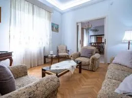 Retro 2-Bdrm House Near Metro in Heraklion by ΜΡS