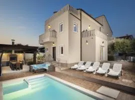 Villa Castagna near the Sea with Private Pool and Sauna