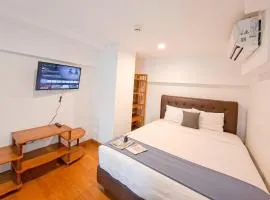 Cozy Stay and Comfy Studio Loft Kingland Avenue Apartment By Travelio
