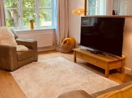 Gorgeous Central Home & Parking Short or Long term Nr Hospital Cathedral