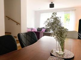 MODERN LIVING Haus mit 3 Schlafzimmern für bis zu 7 Personen, Hotel in Regensburg