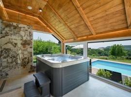 Private Villa with Pool and Jacuzzi Dreamy Hill, hotel v destinaci Pregrada