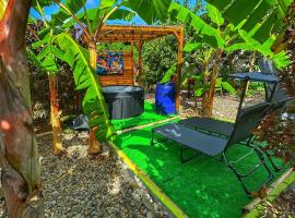 Ti Ben - Jacuzzi Privatif Jardin Tropical - Le Robert, hotel with hot tubs in Le Robert