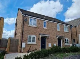 Spacious 3-Bed House - Sleeps 8 Garden & Parking
