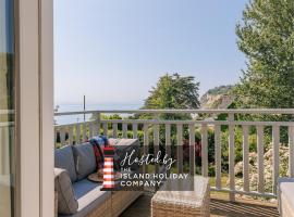 NEW JULY 2025 - Grand Clifftop Duplex with Panoramic Views, Games Room & Stylish Interiors in Shanklin Old Village, hotel in Shanklin