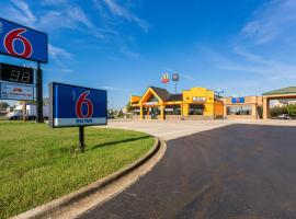 Motel 6-Clarksville, TN，位于克拉克斯维尔的酒店
