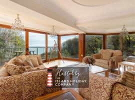 Luccombe Chine House - Rare Find - Spectacular Secluded Coastal Manor, Breathtaking Ocean Views short drive to Shanklin or Ventnor Beach - near Shanklin Old Village, country house in Shanklin