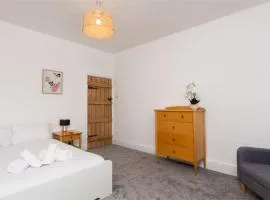 Charming Home 3mins from Manchester Airport