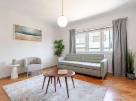 HostWise - Bright & Spacious Flat w/ Garage